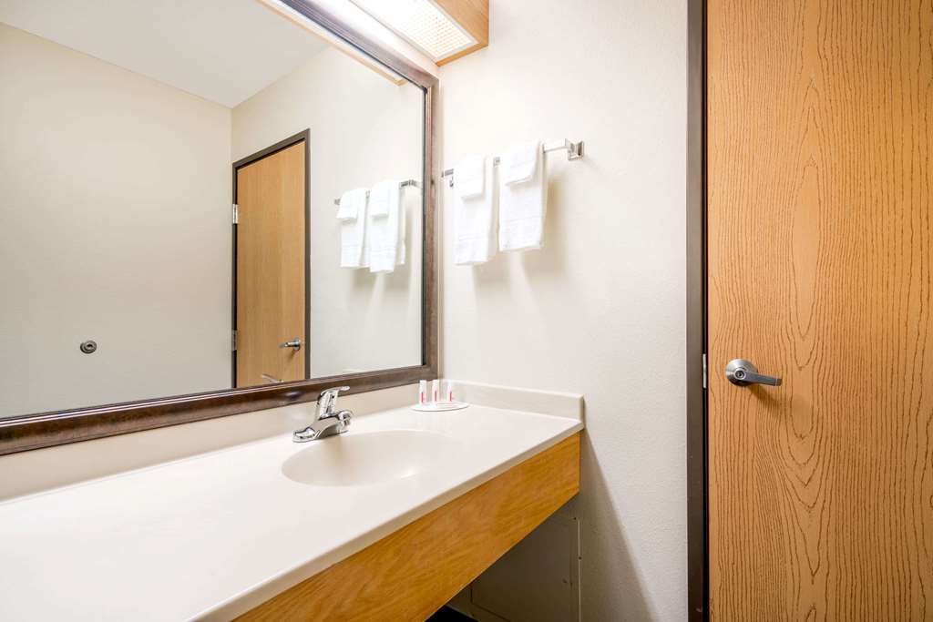 Moose Lake Lodge & Suites الغرفة الصورة